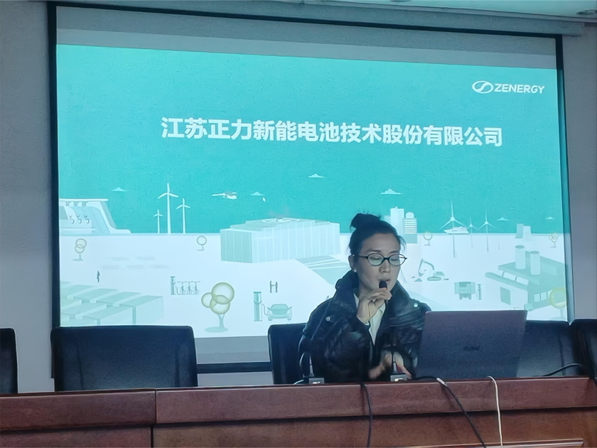 企业代表正在进行招聘宣讲 企业代表正在进行招聘宣讲